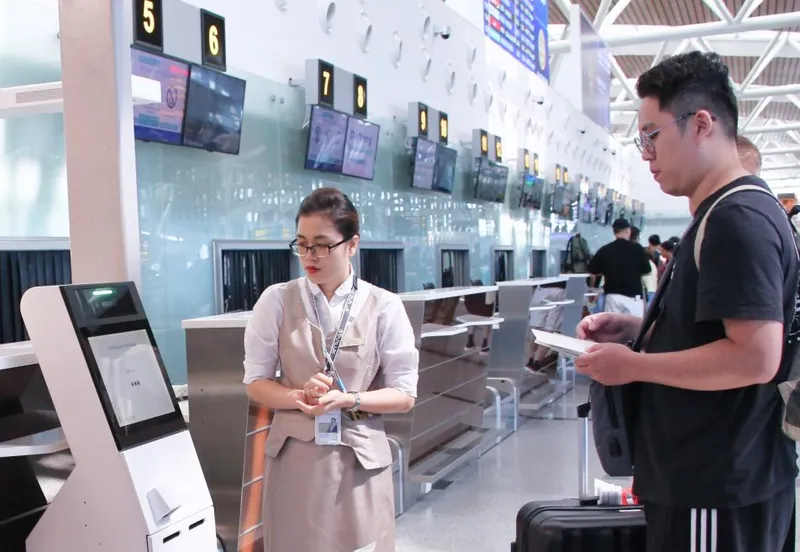 Kiểm tra hành lý STARLUX Airlines tại sân bay