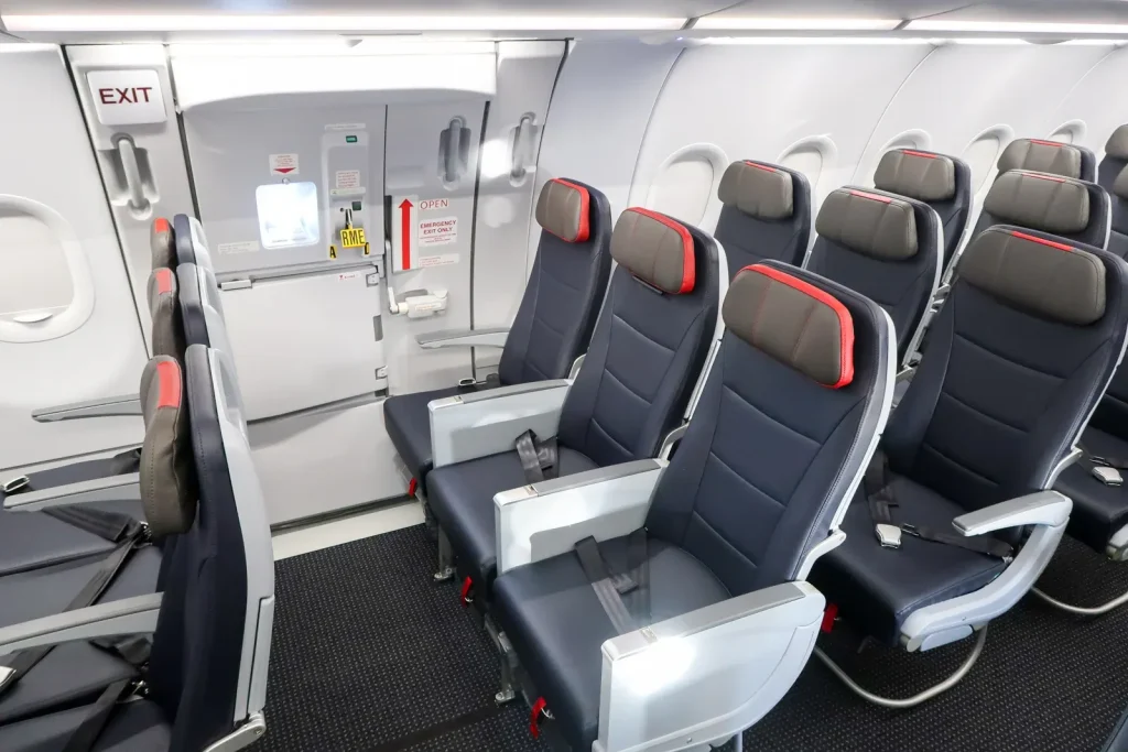 STARLUX Airlines hướng dẫn hành khách ngồi hàng ghế thoát hiểm