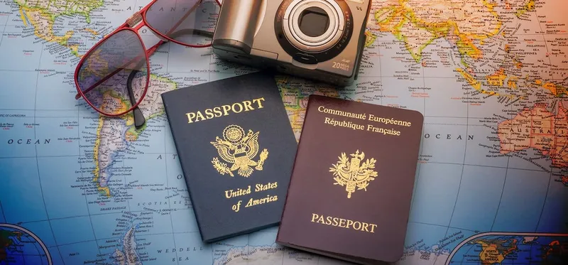 Trẻ chuẩn bị đầy đủ giấy tờ đi máy bay STARLUX Airlines